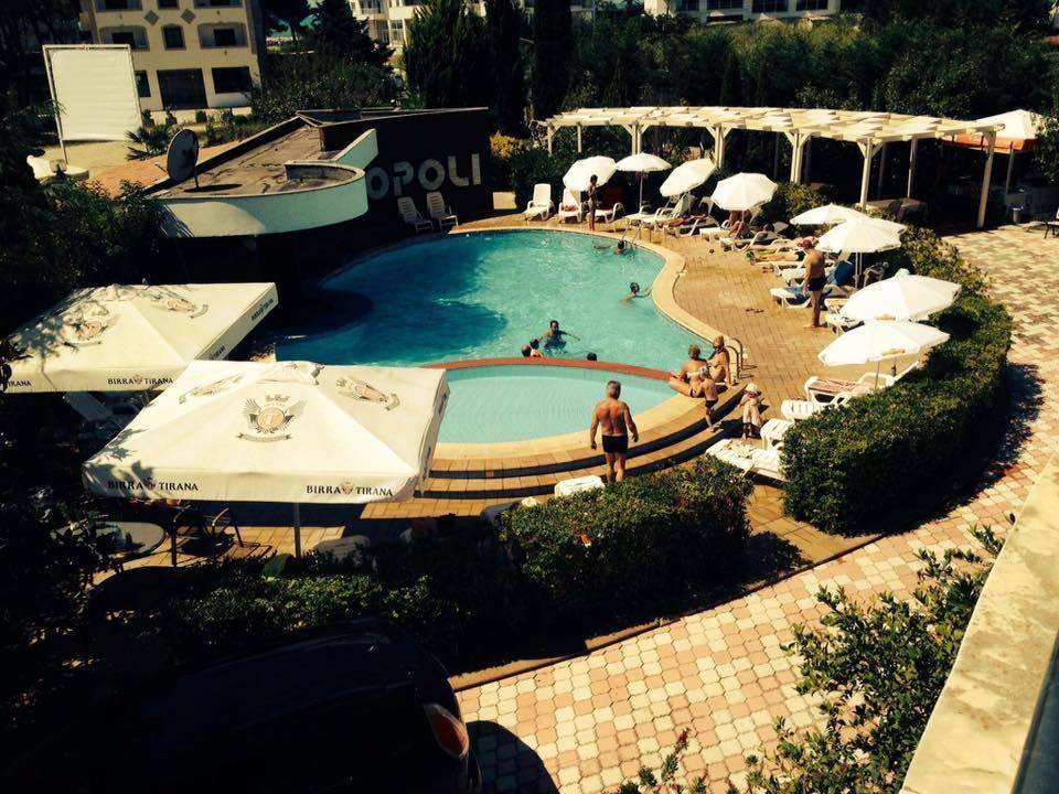 Akropoli Hotel Kryemëdhej Exteriör bild