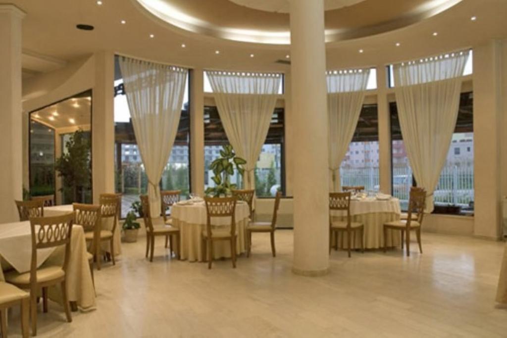 Akropoli Hotel Kryemëdhej Exteriör bild