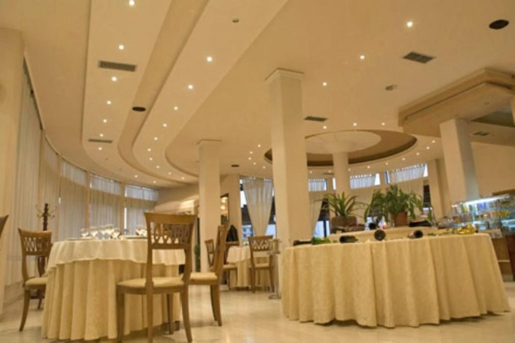 Akropoli Hotel Kryemëdhej Exteriör bild